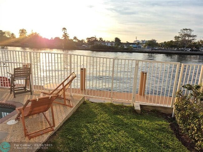 Foto del edificio - 105 S Riverside Dr