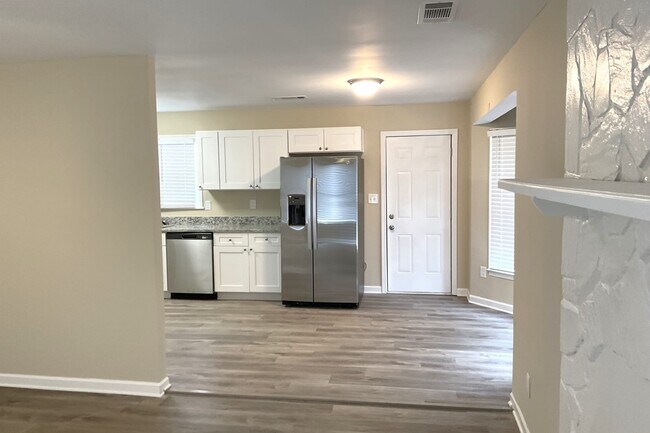 Building Photo - 5060 Hubert Dr