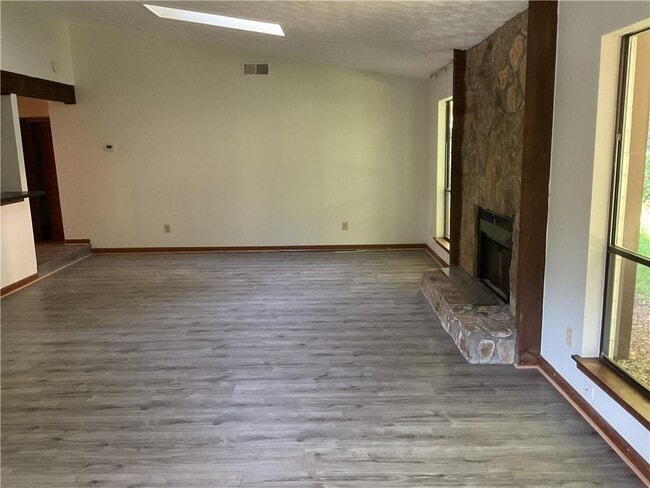 Foto del edificio - 215 Lakeland Ct