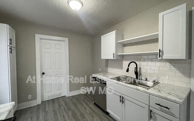 Foto del edificio - 1015 N Newton Ave