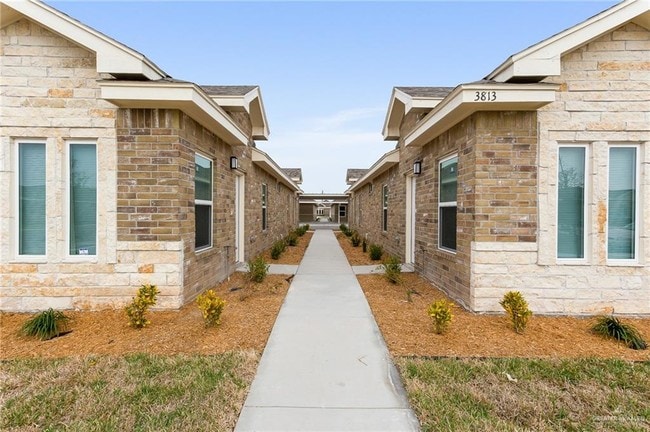 Building Photo - 13 Hawthorne Ave