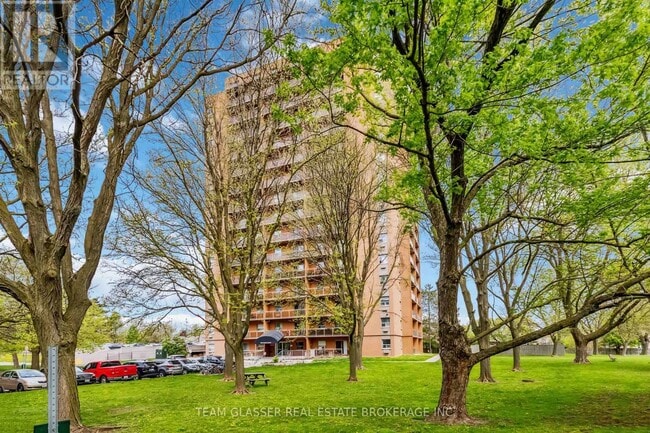 Photo du bâtiment - 1580 Adelaide St N