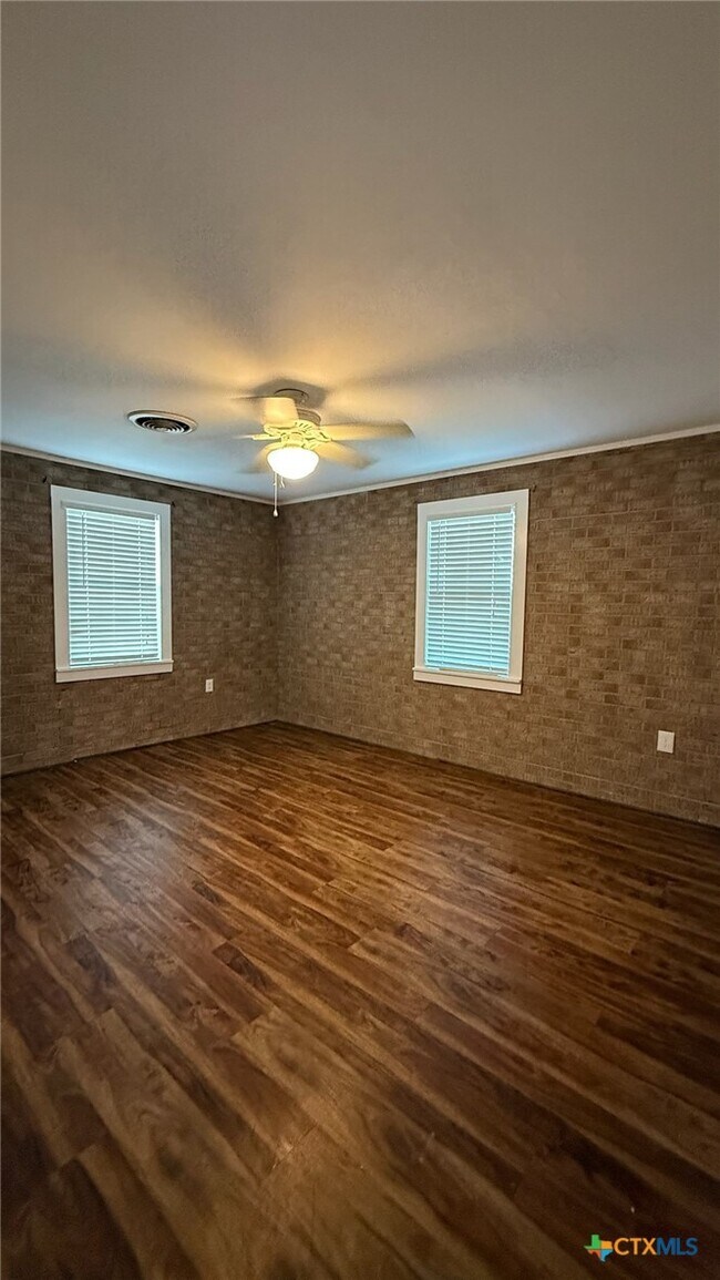 Building Photo - 301 Highland Dr