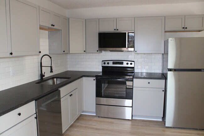 Foto del edificio - Spacious and inviting 5-bedroom, 2.5-bath home located in Kansas City, MO