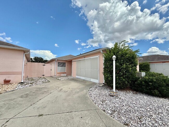 Foto del edificio - Adorable 2/2 with Private Yard!