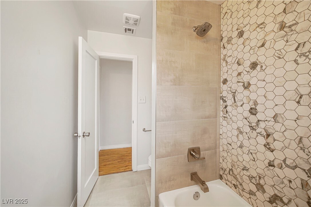 Foto principal - 1044 E Hassett Ave