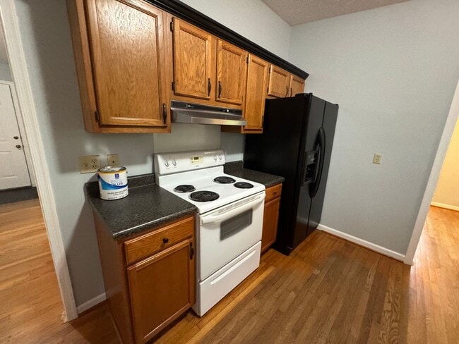 Building Photo - Private and Lovely 3 Bedroom Home
