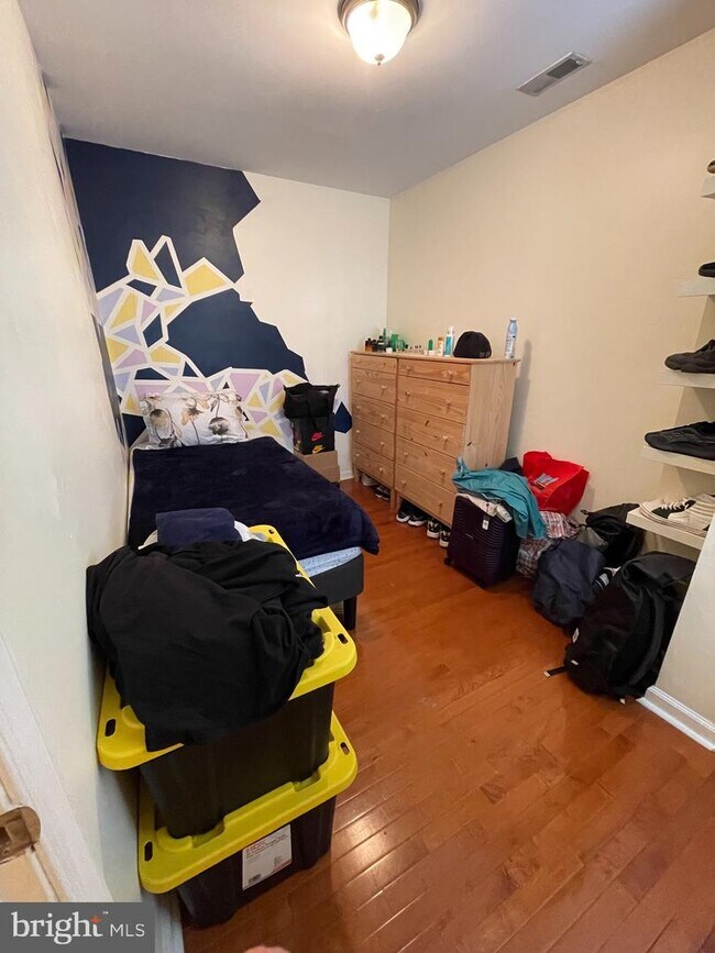 Foto del edificio - 122 W Girard Ave