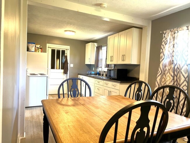 Building Photo - *Maryville 37804 - Charming 2 bedroom, 1 bath Brick Rancher with a 1-car garage - Call Adam Sharp...