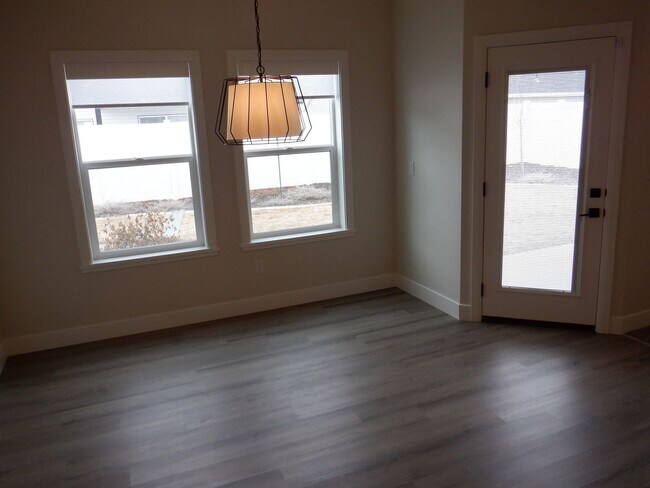 Building Photo - 3 Bed, 2 Bath  - Crescent Hills