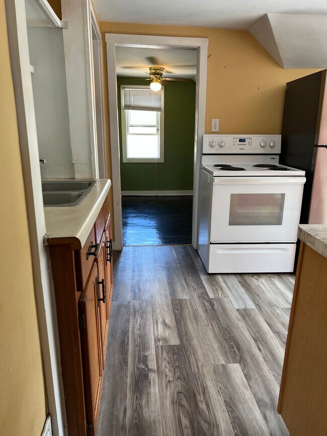 Cocina con suelo renovado y nevera de bajo consumo. - 2432 Prais St