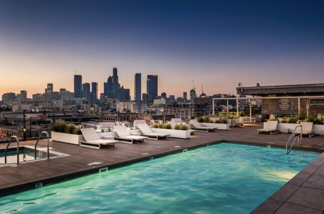 Rooftop pool, hot tub, cabanas, fire pits, bbq’s and gym. - 530 S Hewitt St