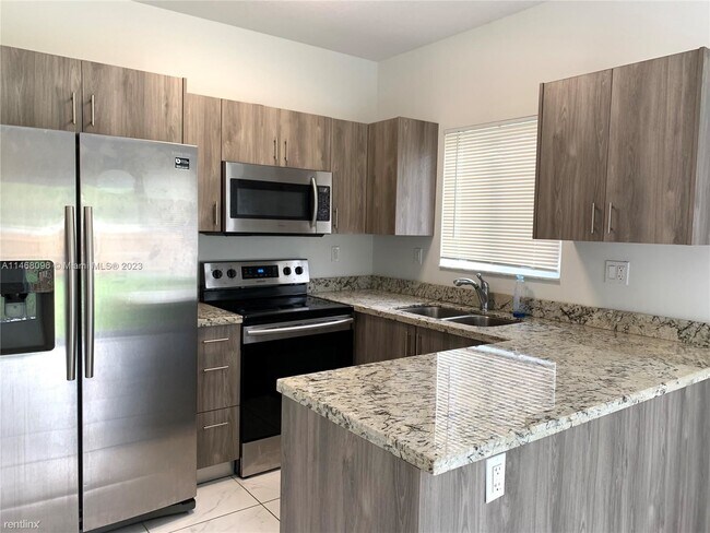 Foto del edificio - 3 br, 2 bath House - 249 NW 8th Ave