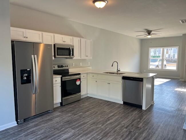 Building Photo - 1/2 OFF FIRST MONTHS RENT Townhome in Holl...