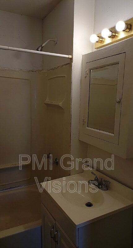 Building Photo - 336 S 19th St