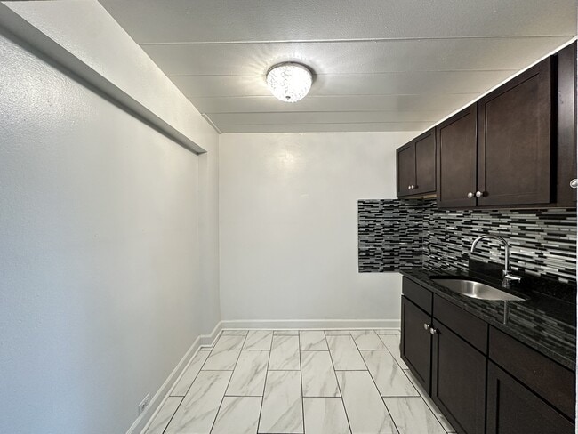 Building Photo - 1360 W Touhy Ave