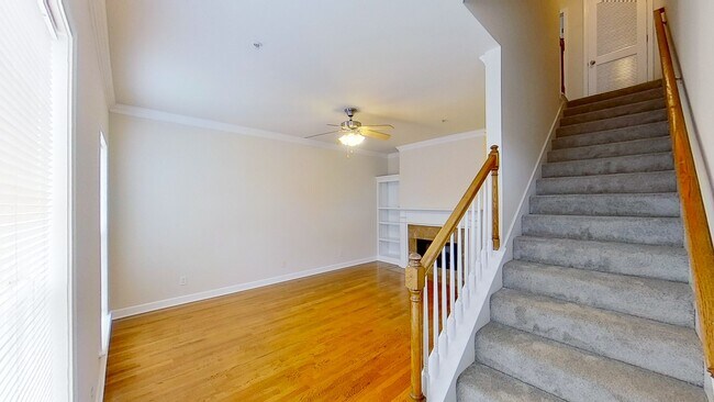 Building Photo - 1041 McKenna Dr