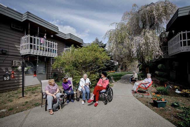 Peaceful, Enclosed Courtyard - Bestland Senior Living All-Inclusive