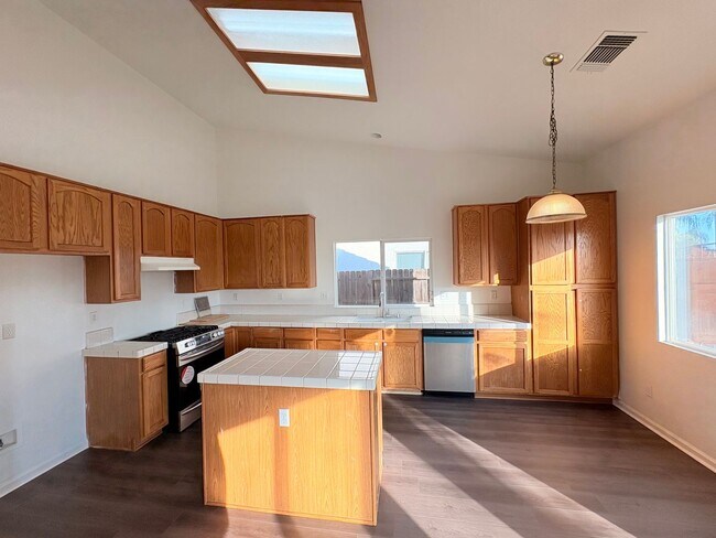 Foto del edificio - Spacious Two-Story Family Home with Large Yards & Open Kitchen