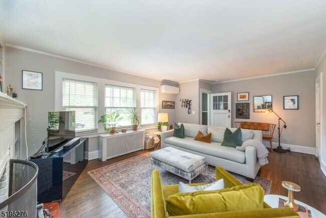 Building Photo - 34 Oakwood Ave