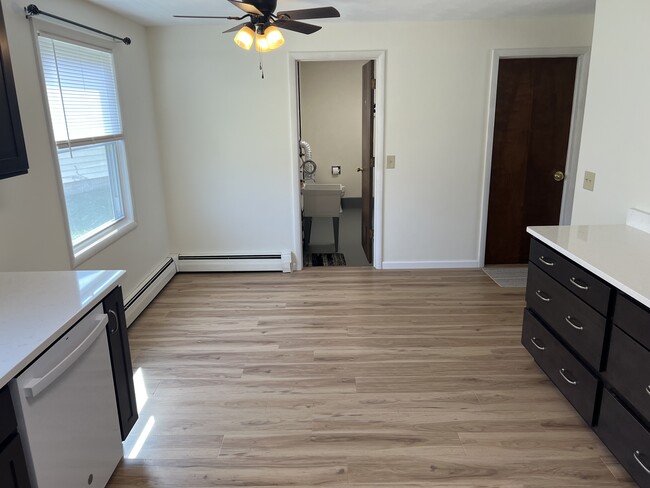 Vista de la cocina hacia el lavadero. - 42946 Emerald Dr