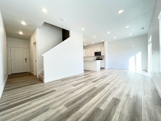 Foto del edificio - Newly built 3 Bed/2.5 Bath Townhome in Salem