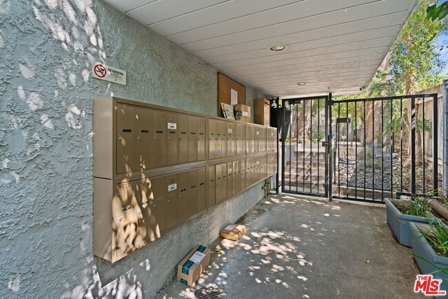Building Photo - 353 S Marengo Ave