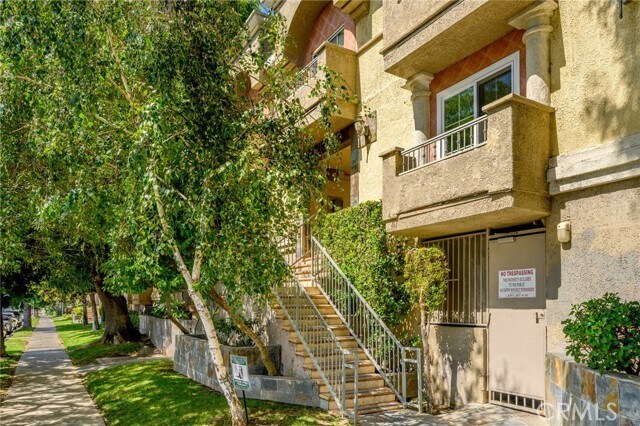 Foto del edificio - 7045 Woodley Ave