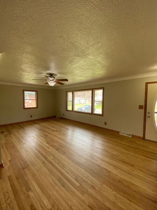 Building Photo - Updated 4 Bedroom 2 Bath