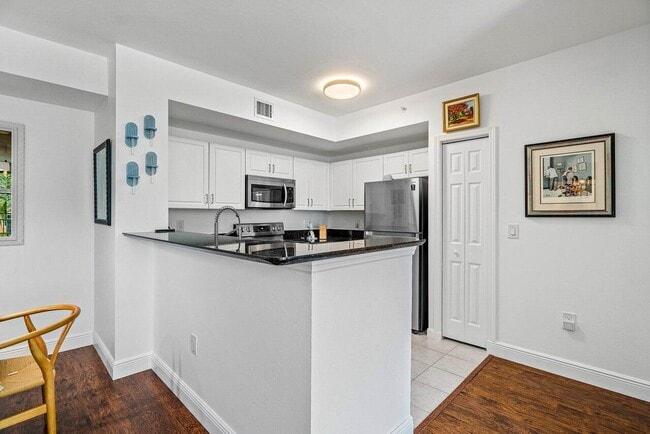 Building Photo - 720 S Sapodilla Ave