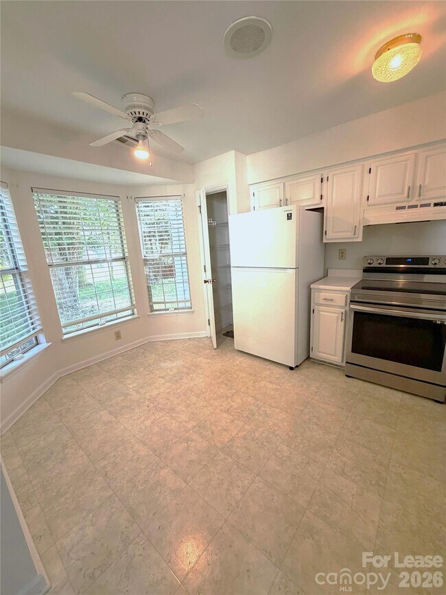 Building Photo - 900 Gretna Green Dr