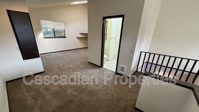 Foto del edificio - 1555 Fircrest Ct SE