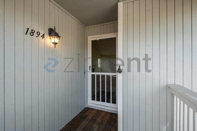 Building Photo - Unit
