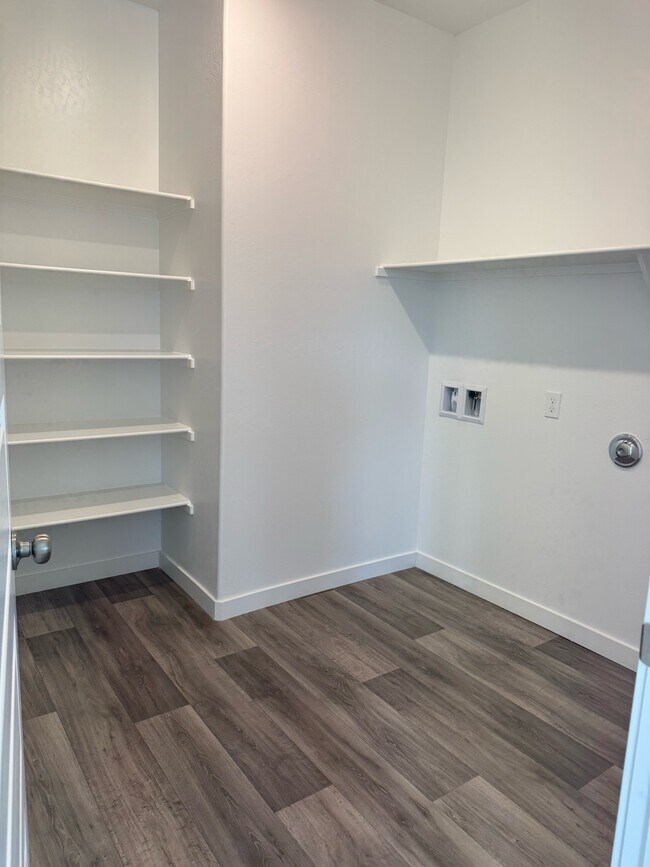 Foto del edificio - 13061 Rosedale Hwy