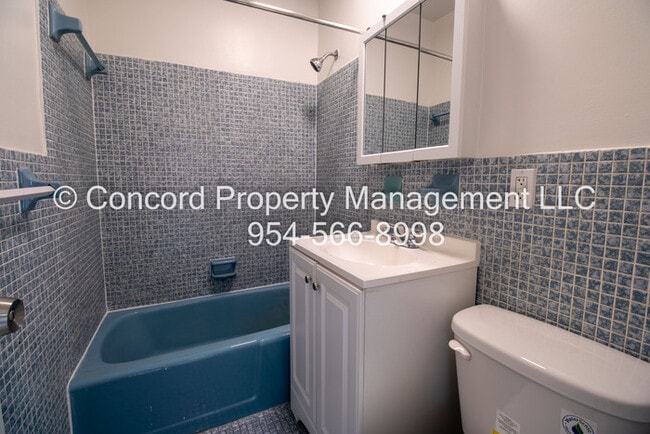 Building Photo - Efficiency Apartment with Pool and Laundry...