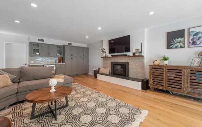 Building Photo - 3 bedroom in Redwood City CA 94061