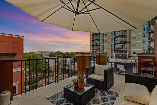 Building Photo - City Living with Skyline Views!