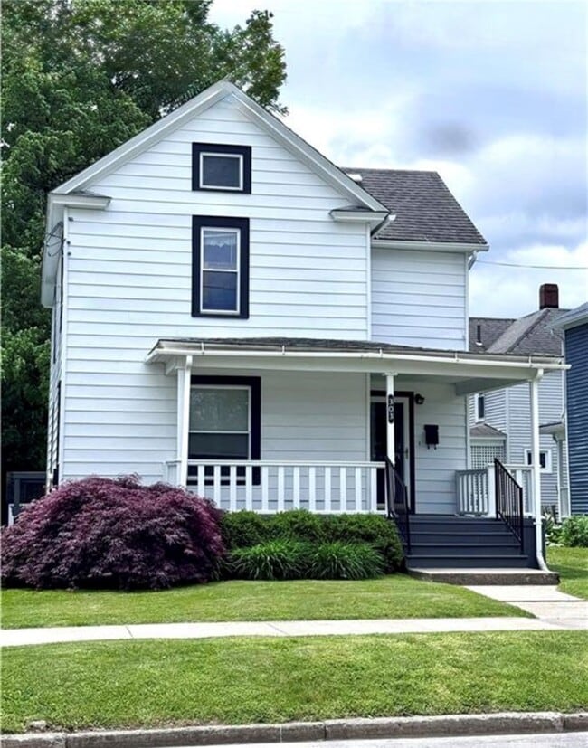 Building Photo - 303 7th St