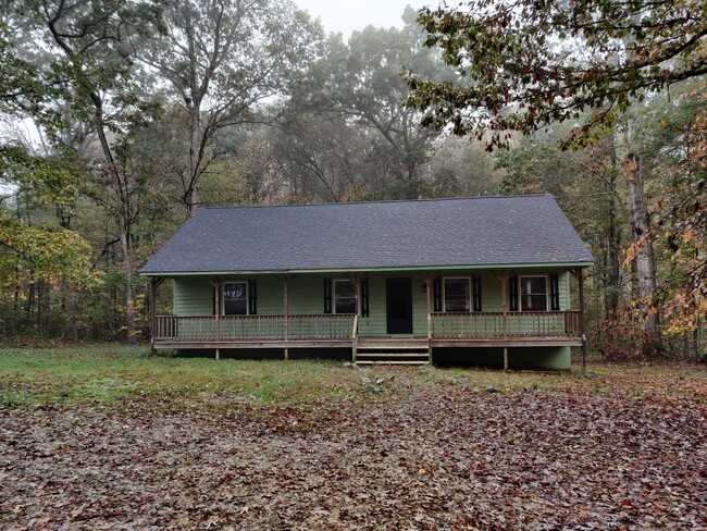 Building Photo - 3 bedroom home on 2 acres in Powhatan