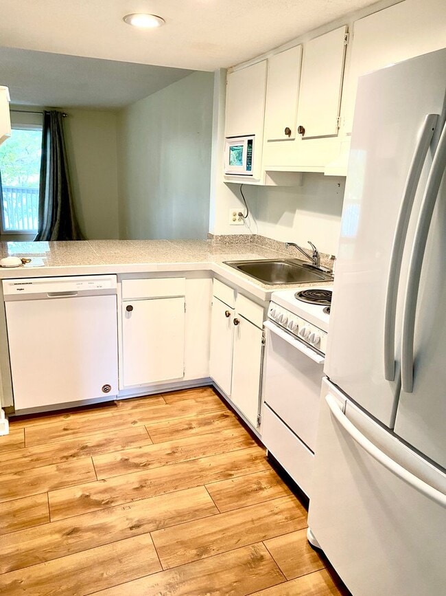 Building Photo - 1BD/1BA Dream Condo Screened In Porch Overlooking Tennis Courts Marina Nearby