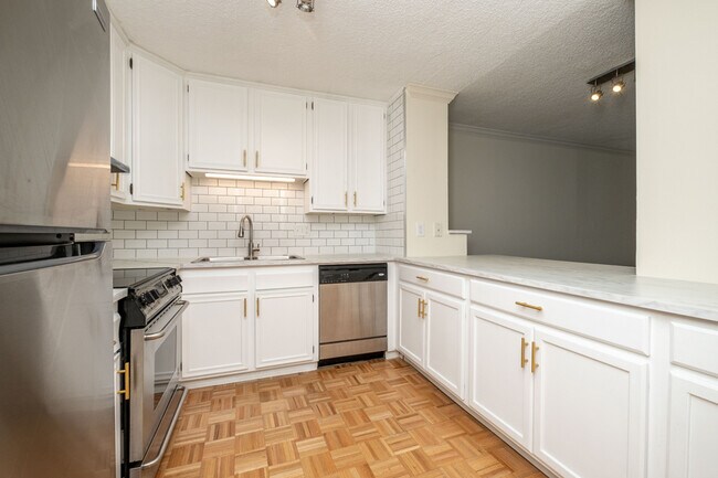 Building Photo - 3470 S Poplar St