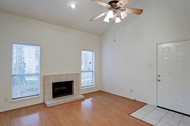 Building Photo - 912 Memorial Village Dr