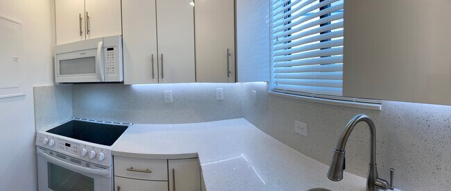 New Kitchen/Appliances - 2950 SW 37th Ct