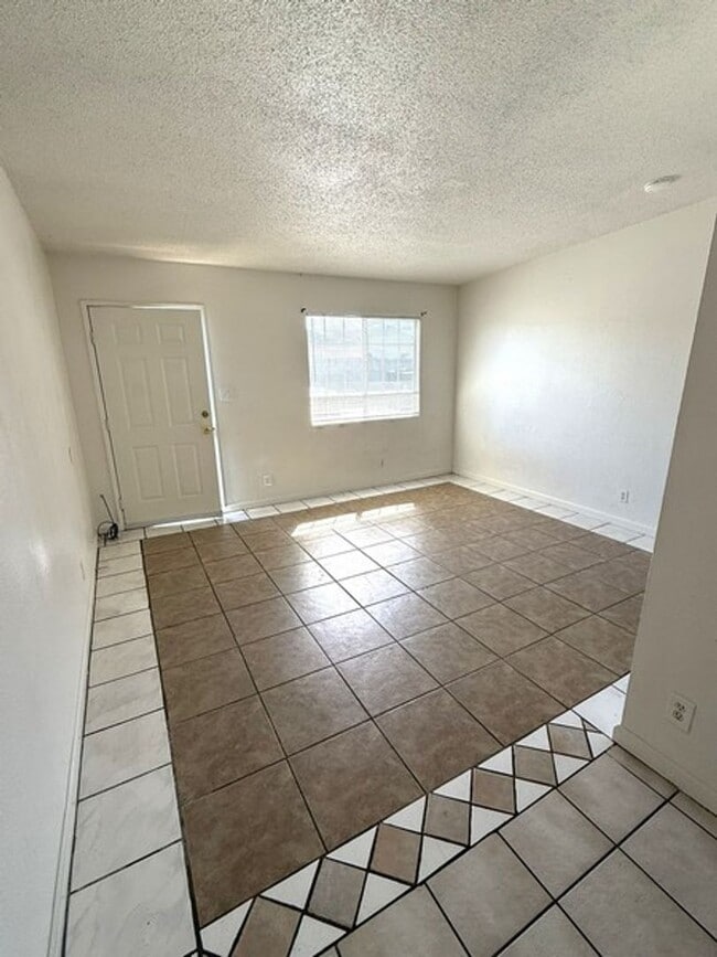 Building Photo - Spacious Guadalupe Studio