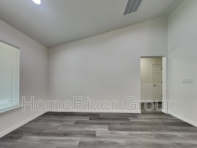 Foto del edificio - 129 Redwood Rd