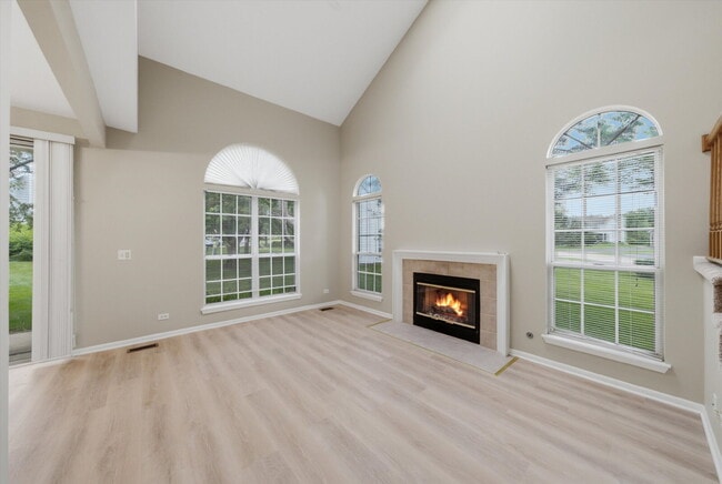 Building Photo - Beautifully Updated End-Unit Townhome