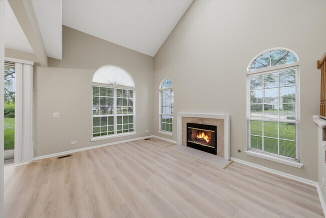 Foto del edificio - Beautifully Updated End-Unit Townhome