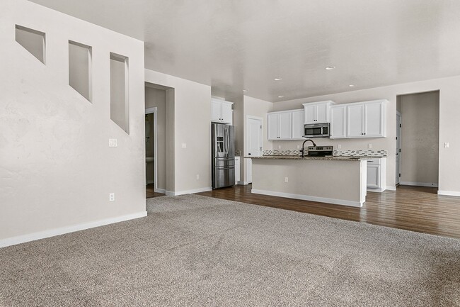Foto del edificio - Beautiful 5bd/2.5ba, 3-car Tandem Garage H...