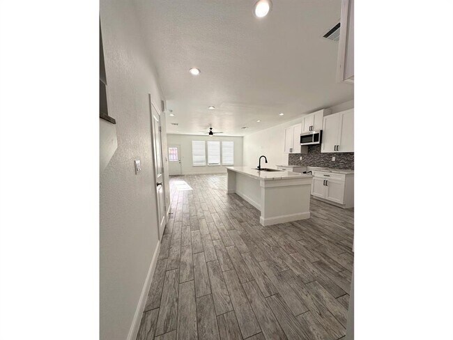 Foto del edificio - 7710 Darnay Dr