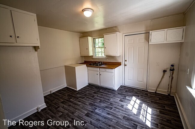 Building Photo - 2 br, 1 bath House - 520 Clark St.
